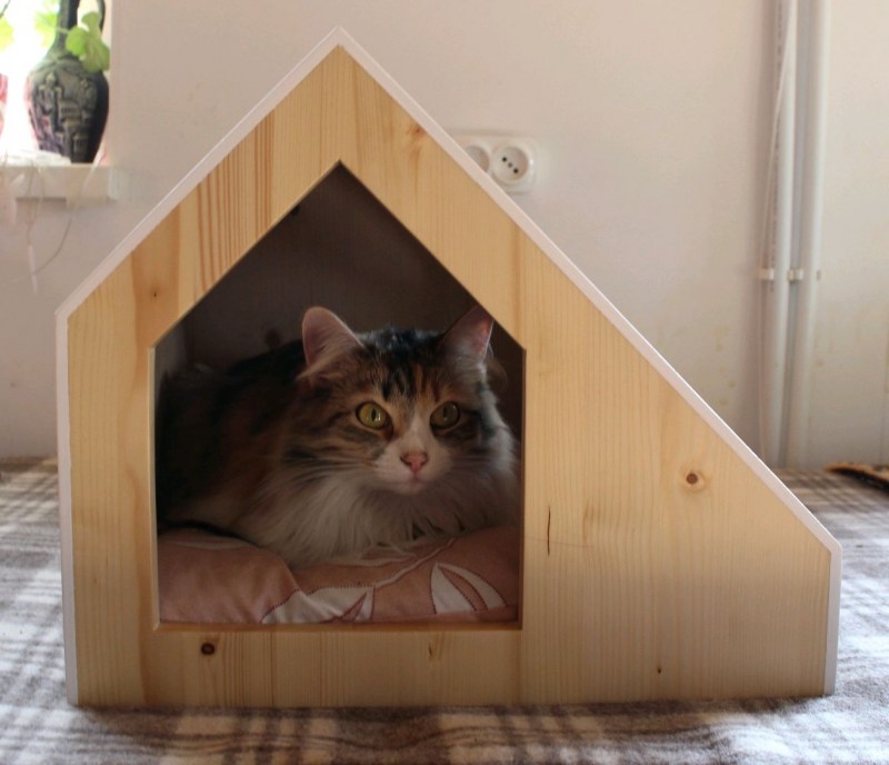 Деревянный домик для кота