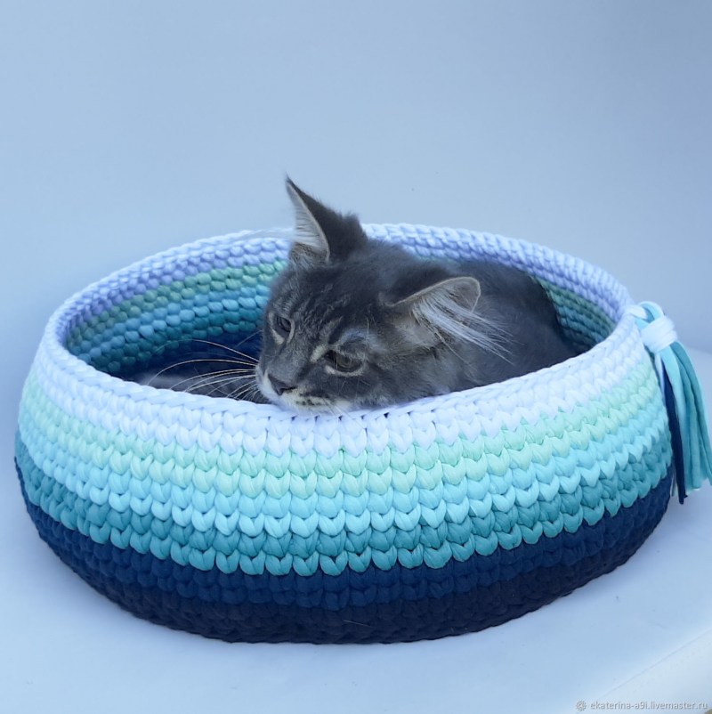 Вяжем лежанки корзинки для кошки