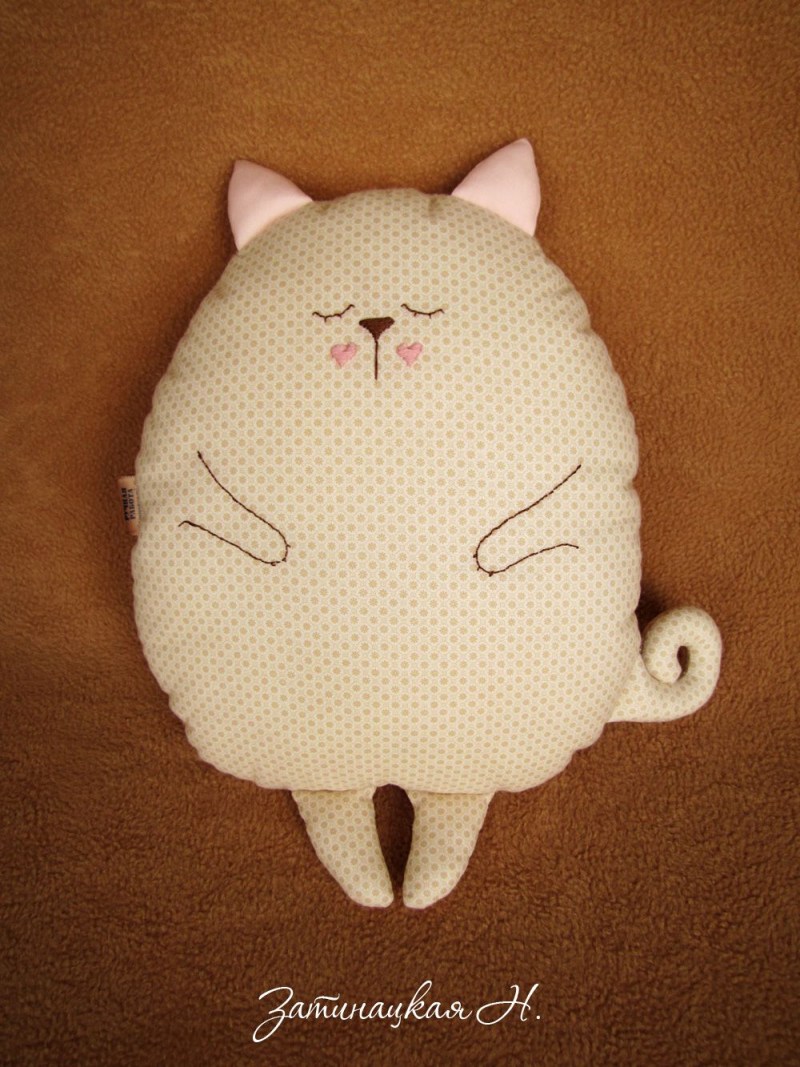 Шитые игрушки кошки