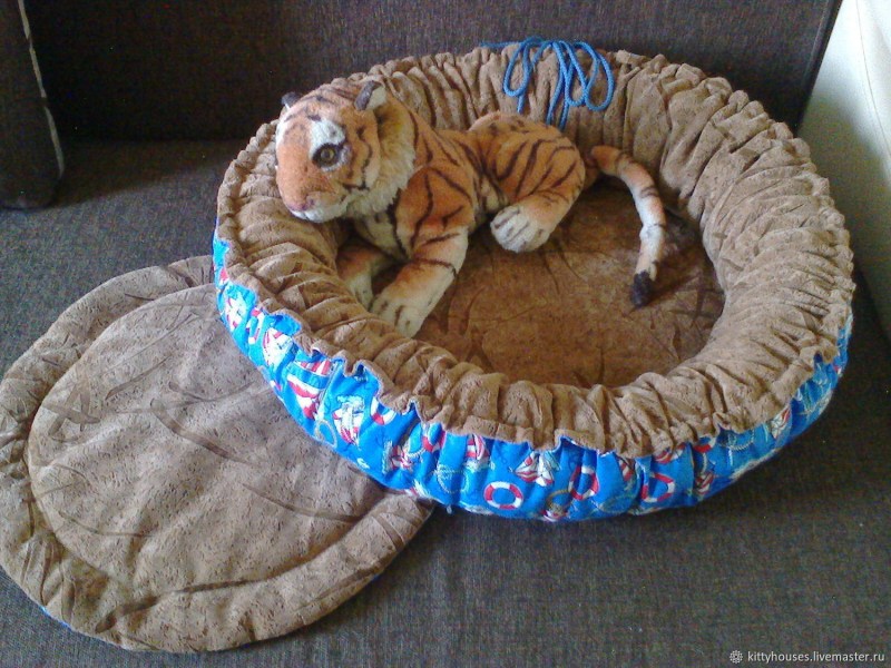 Лежанка для кота из свитера
