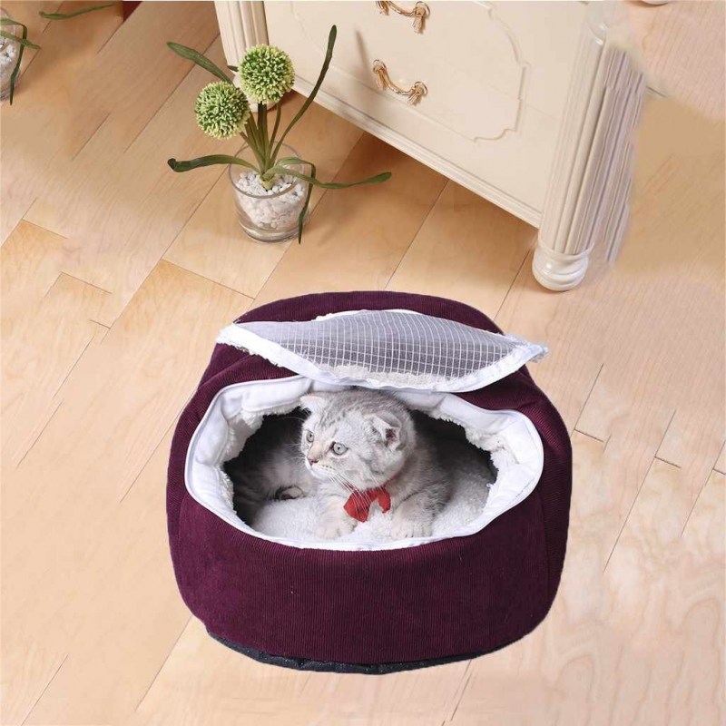 Котенок на кровати