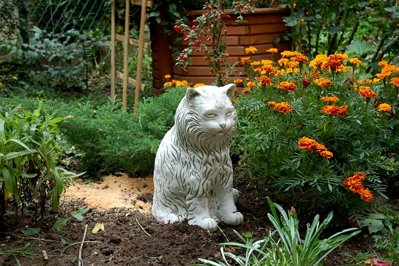 Каркас клумбы кошки