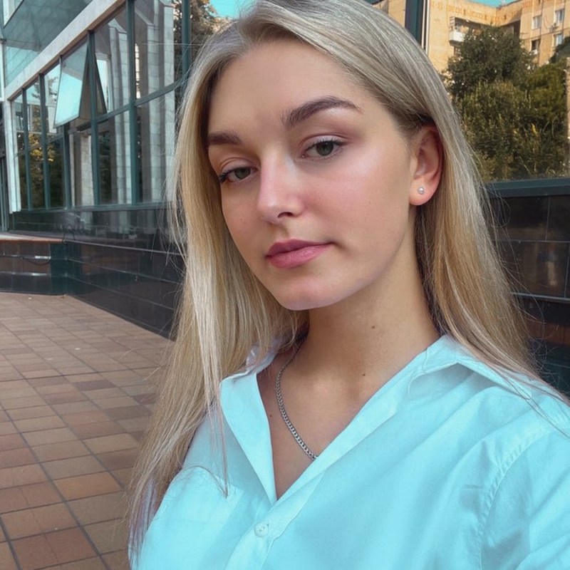 Белый кот с красными глазами