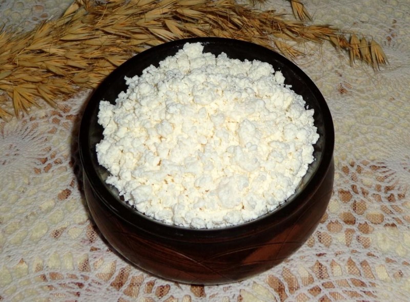 Котенок кушает