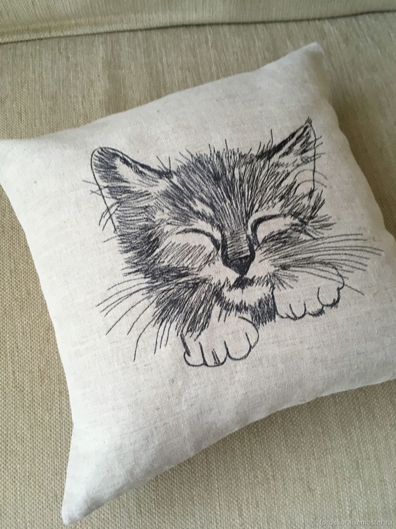 Спящие котики на подушке