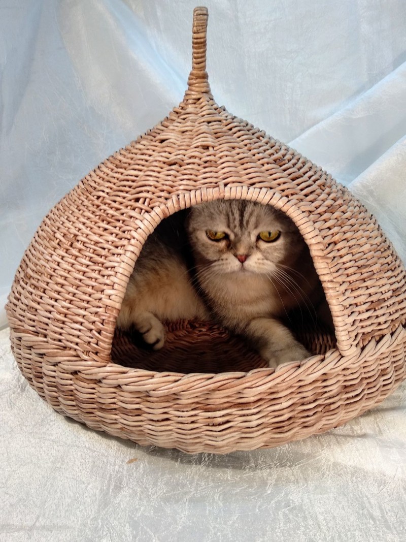 Лежак для кота вязаный