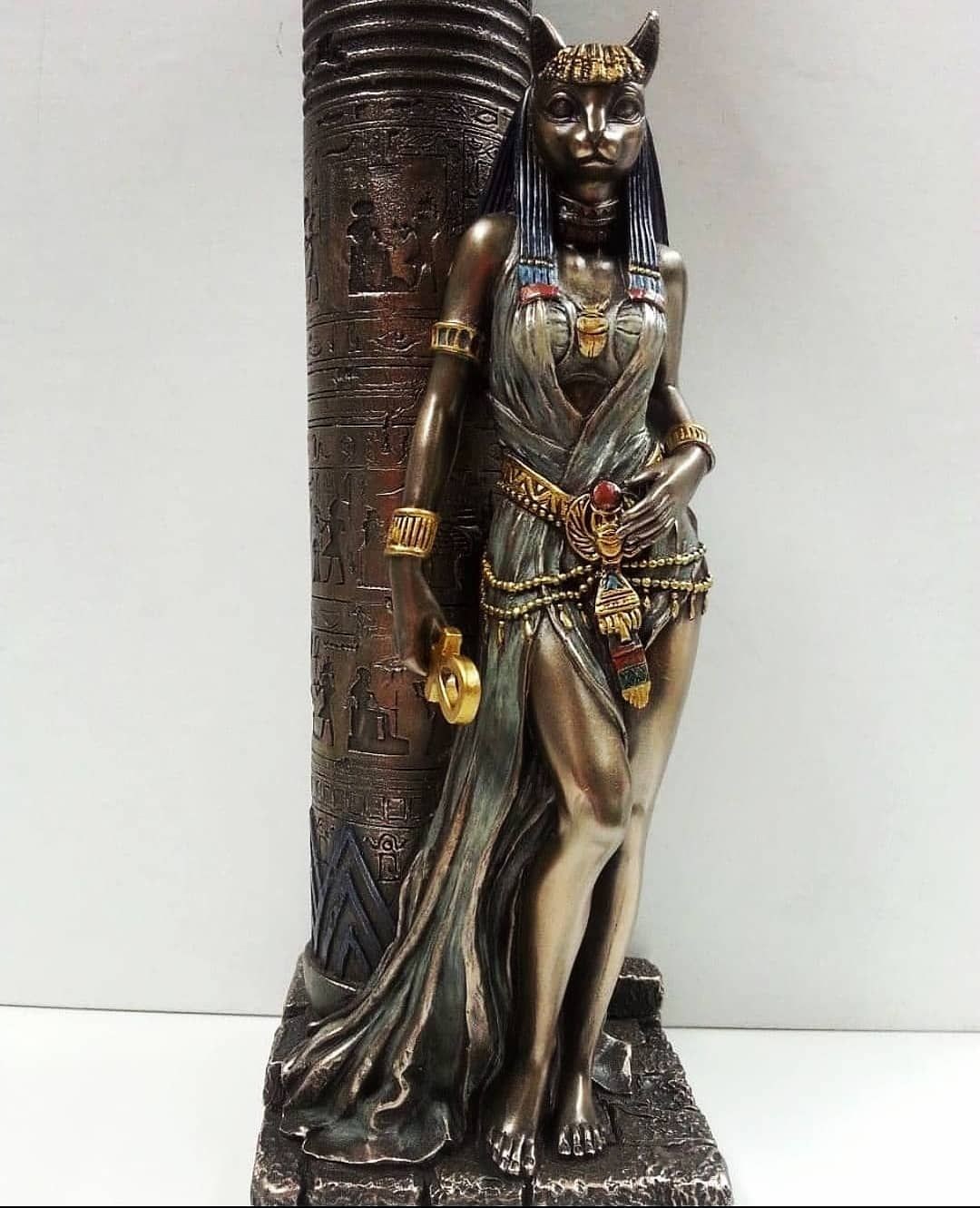 Баст видео. Бастет богиня. Египетская богиня Басти. Бастет богиня Египта. Богиня кошек Бастет.