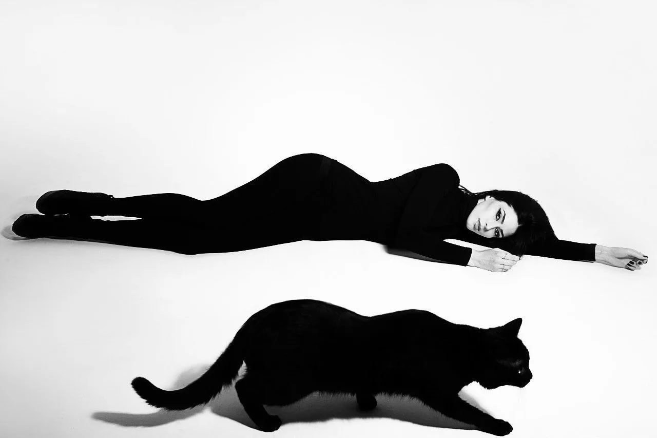 Она всегда была кошкой. Девушка кошка. Девушка с черным котом. Женщина с кошкой. Девушка с черной кошкой.