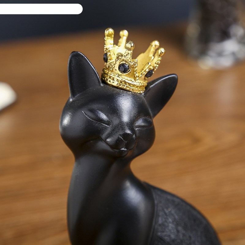 Черная кошка с короной