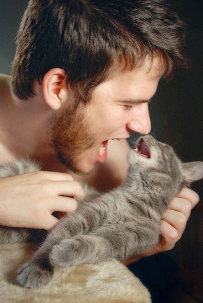 Мужчина с котенком