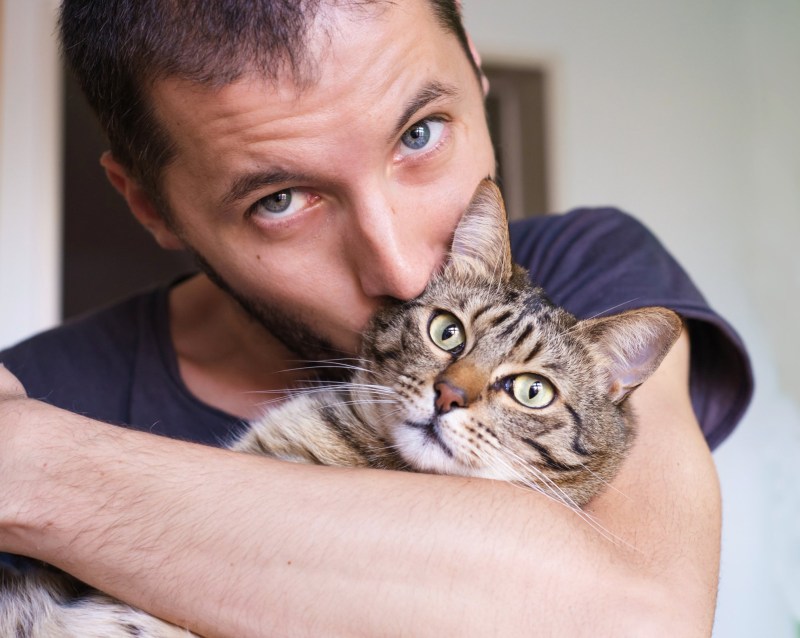 Мужчина с котом