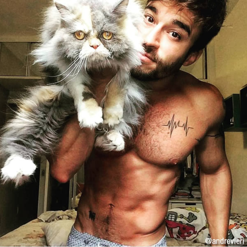 Парень с котом