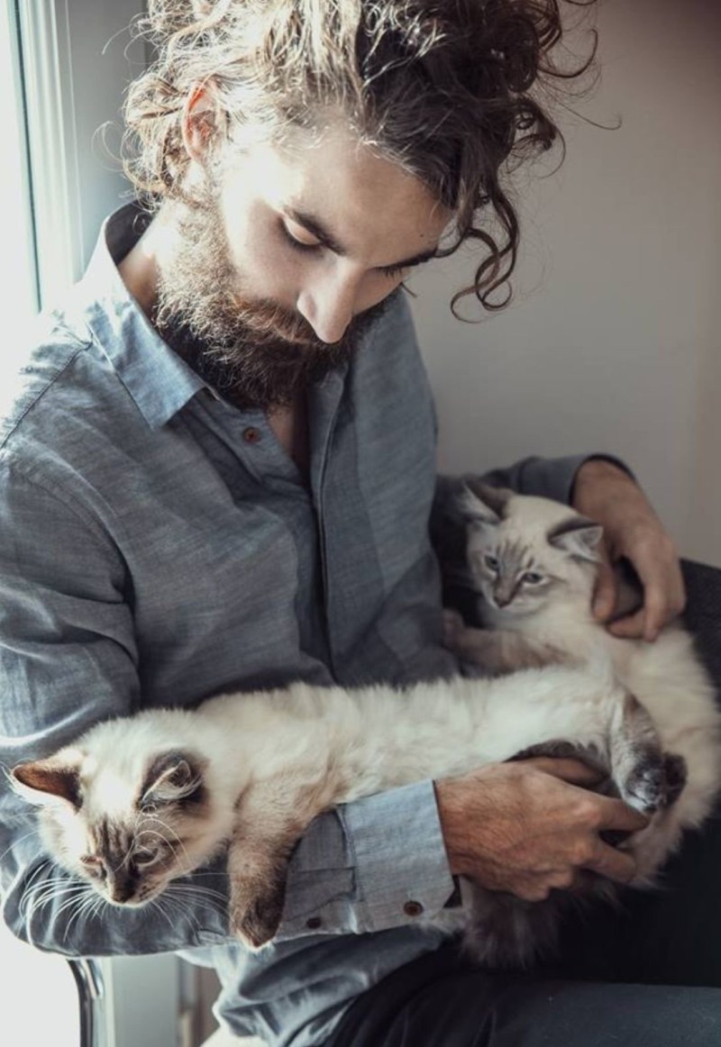 Мужчина с котенком