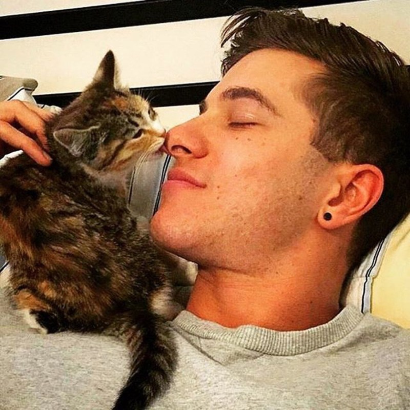 Мужчина селфи с котом