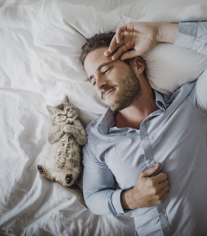 Мужчина с котенком